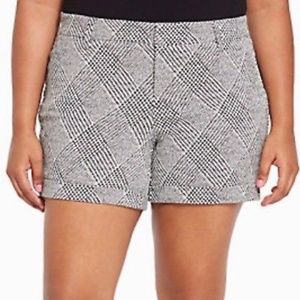 *NWT* Torrid Black Houndstooth Plaid Shorts Sz 26